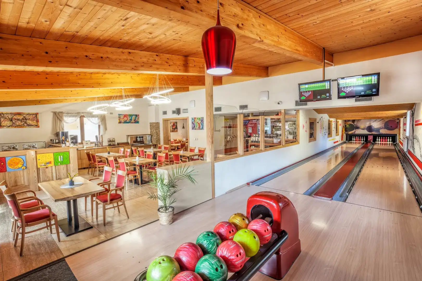 Bowlingové dráhy a bar v hotelu U Fandy
