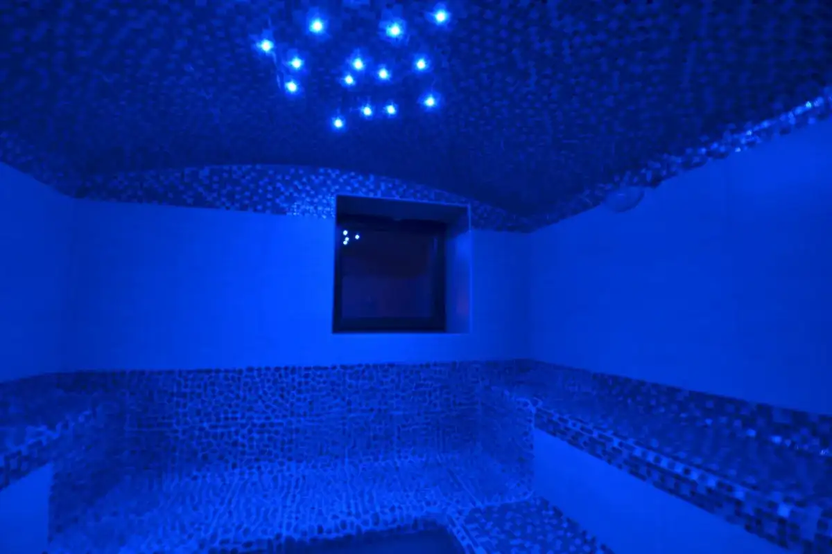 Parní sauna s modrým osvětlením a hvězdným stropem