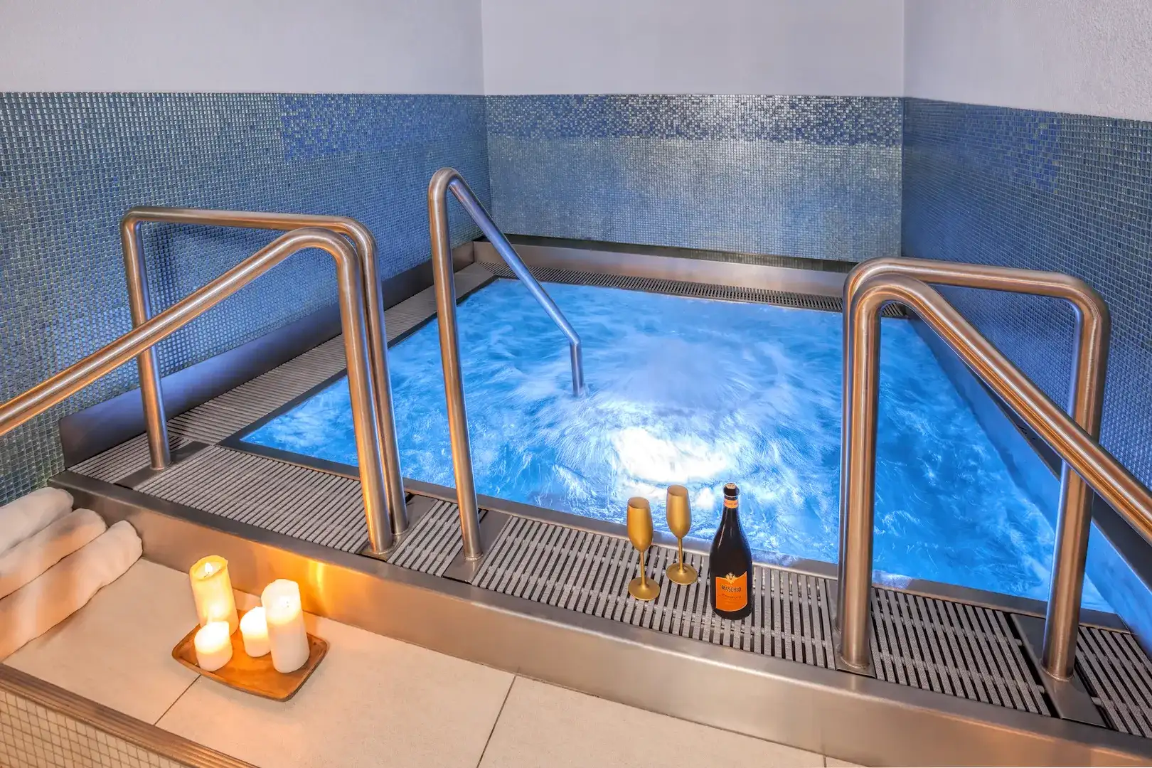 Whirlpool se svíčkami a lahví sektu – romantický pobyt pro dva